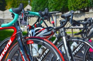 Jak przetransportować rower? Samochodowy bagażnik na rower – uchwyty do bagażnika dachowego