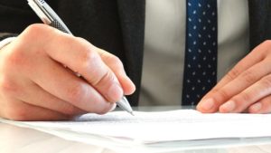 Druki umowa kupna sprzedaży samochodu. Należałoby zwrócić uwagę na detale –  formularz umowy kupna sprzedaży samochodu
