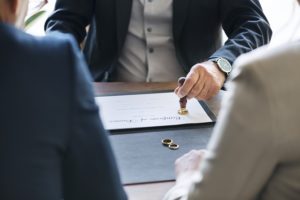Wzór umowy sprzedaży samochodu osobowego. Warto dopasować ją do stanu technicznego