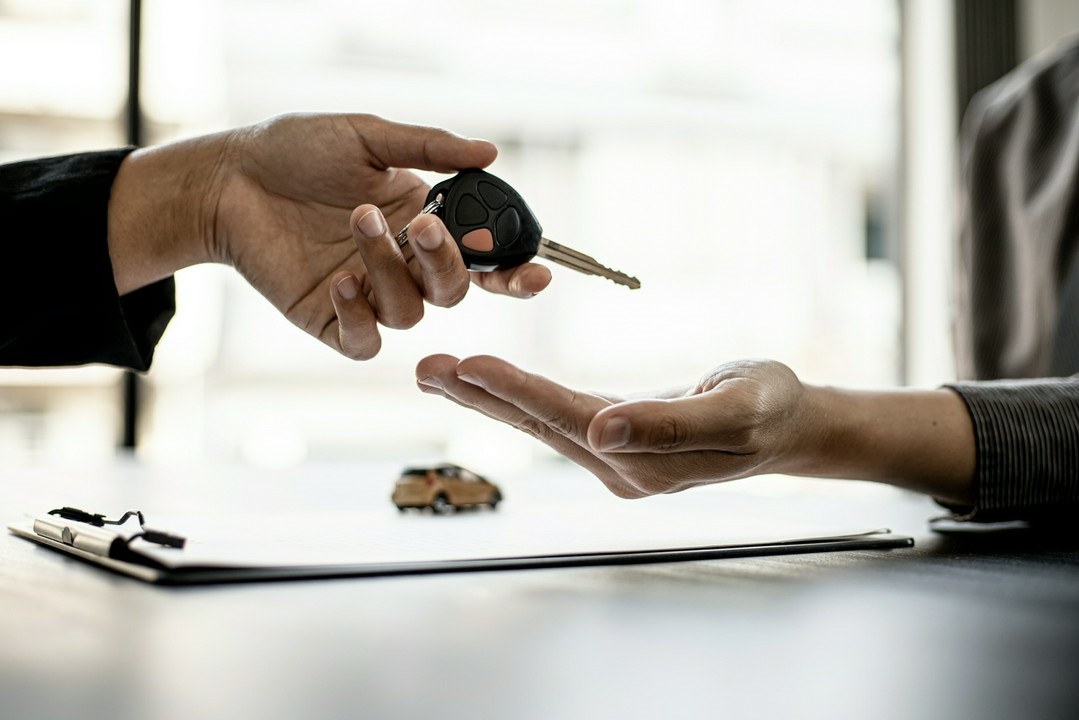 Czym się różni wynajem samochodu od leasingu?