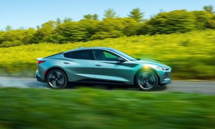 Technika jazdy hybrydą a spalanie – jak jeździć w trybie Eco i EV oraz odzyskiwać energię z rekuperacji